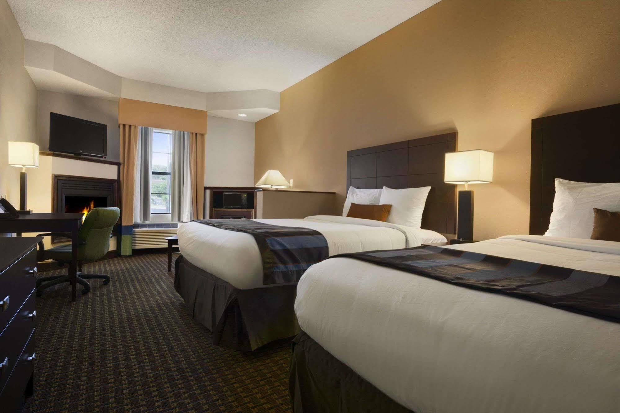 Hotel Wingate By Wyndham Highpoint Exterior foto