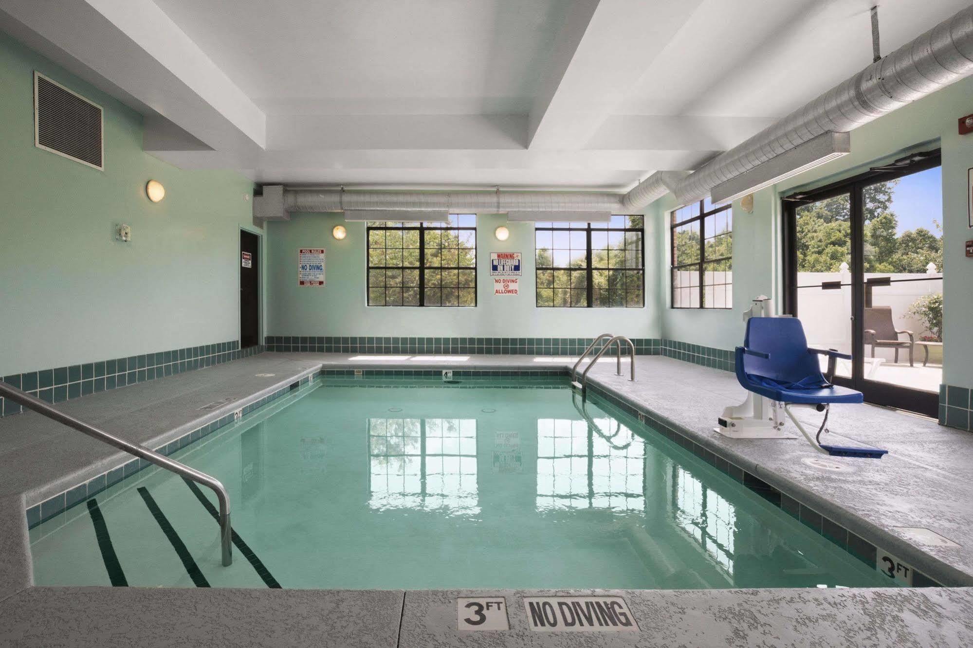 Hotel Wingate By Wyndham Highpoint Exterior foto